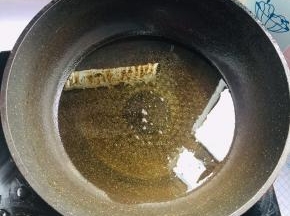 锅烧油倒入适量的油烧至七成热！