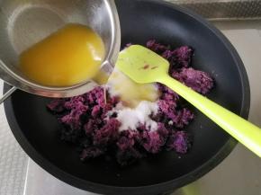 不粘锅中，放入紫薯泥、细砂糖15克、黄油30克，炼乳60克，牛奶15克（有淡奶油就用淡奶油，奶味更香浓一些，用牛奶的话口感也不会差别太大）。然后开小火，慢慢将材料翻炒混合均匀，如果紫薯泥湿度大的话就略微翻炒一会，能成团不怎么粘手就差不多，关火装入盆中。