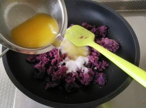 不粘锅中，放入紫薯泥、细砂糖15克、黄油30克，炼乳60克，牛奶15克（有淡奶油就用淡奶油，奶味更香浓一些，用牛奶的话口感也不会差别太大）。然后开小火，慢慢将材料翻炒混合均匀，如果紫薯泥湿度大的话就略微翻炒一会，能成团不怎么粘手就差不多，关火装入盆中。