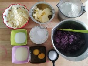 准备材料。紫薯2只的样子直接切片上锅蒸熟，要蒸到可以轻易用筷子戳洞，最好是选无筋的那种。然后压成紫薯泥。黄油隔热水融化成液体。