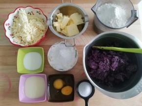 准备材料。紫薯2只的样子直接切片上锅蒸熟，要蒸到可以轻易用筷子戳洞，最好是选无筋的那种。然后压成紫薯泥。黄油隔热水融化成液体。