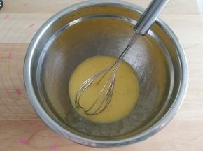 融化好的黄油50克，冷却后倒入85克全蛋液，用蛋抽搅打混合均匀。