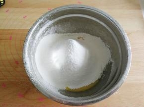 过筛入低粉、玉米淀粉和糖粉（最好提前混合下，然后直接过筛进去）。