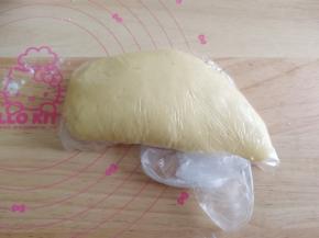 然后用刮刀切拌按压成团，能成团即可。然后放入保鲜袋或者盖保鲜膜常温松弛20分钟。