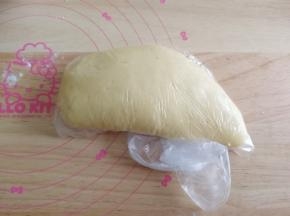 然后用刮刀切拌按压成团，能成团即可。然后放入保鲜袋或者盖保鲜膜常温松弛20分钟。