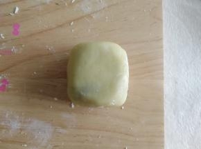 收好口，将生胚略微搓圆，让面皮均匀些，尽量不要有厚薄不均匀，烤的时候才不会开裂。用刮板整形，按压成正方形或者长方形都可以，表皮平整一些比较好看。