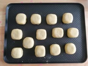整形好，排入烤盘。盖保鲜膜。做好一大半的时候，可以预热烤箱，上下180度。接着按步骤全部操作完，拿掉保鲜膜。