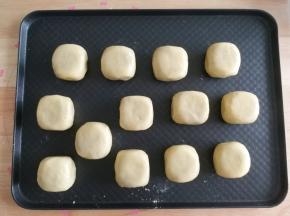 整形好，排入烤盘。盖保鲜膜。做好一大半的时候，可以预热烤箱，上下180度。接着按步骤全部操作完，拿掉保鲜膜。