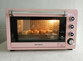 放入预热好的烤箱中层偏下，180度烤10分钟。