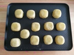 然后取出，刷上一层全蛋液（我刷了2层，上色更好看一些，四周都刷了）。