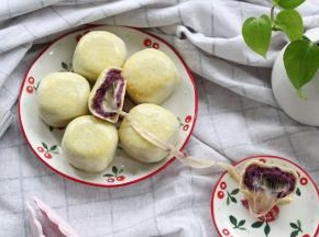 吃不完的话冷凉后密封冷藏。第二天吃的时候，放入烤箱，不预热直接180度，烤6-8分钟，拉丝也是很明显的，实验过了！或者微波炉中火加热20秒左右。尽快食用，不建议放太久。
如果是没有烤箱的小伙伴，生胚包完，平底锅刷油，将仙豆糕6面小火煎到金黄色，就可以了！