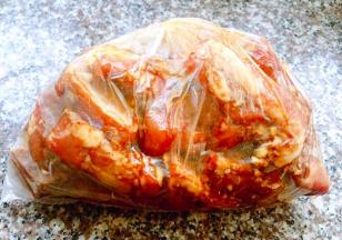 拌匀的猪排放入保鲜袋中放入冰箱冷藏24小时