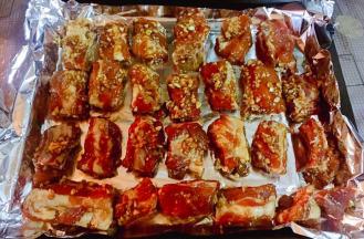 烤箱上下火180度预热20分钟排骨依次摆入烤盘再盖上锡纸（这样肉质更嫩）上下火250度烤20分钟
