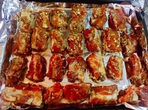 烤箱上下火180度预热20分钟排骨依次摆入烤盘再盖上锡纸（这样肉质更嫩）上下火250度烤20分钟
