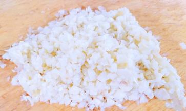 蒜去皮剁成大小均匀的蒜粒