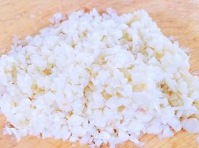 蒜去皮剁成大小均匀的蒜粒