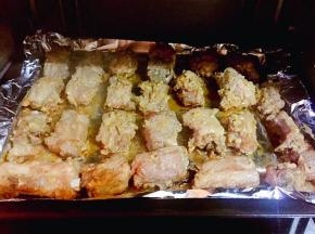 排骨烤至20分钟后取下锡纸再改180度烤15分钟