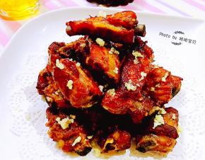 美味诱人的蒜香烤排骨装入盘中就大功告成了