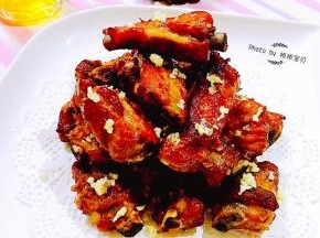 美味诱人的蒜香烤排骨装入盘中就大功告成了