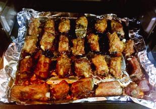 蒜蓉烤猪排烤好准备出炉满屋飘香