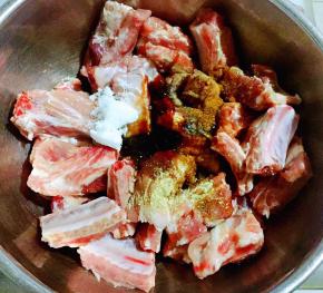 放入调味料糖、一品鲜酱油、蚝油、料酒、黑胡椒粉、白胡椒粉备用