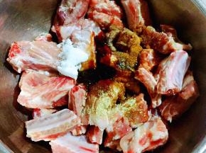 放入调味料糖、一品鲜酱油、蚝油、料酒、黑胡椒粉、白胡椒粉备用