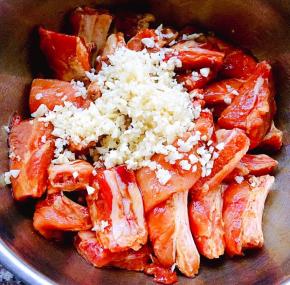 蒜蓉放入排骨中