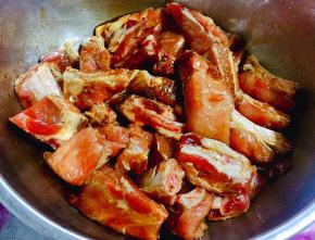 所有的调味料和排骨拌匀