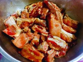 所有的调味料和排骨拌匀