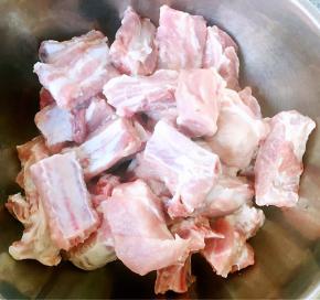 新鲜的排骨切成小段在清水中浸泡一个小时去除血水和油脂后洗净沥干水份