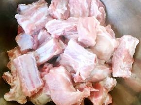 新鲜的排骨切成小段在清水中浸泡一个小时去除血水和油脂后洗净沥干水份