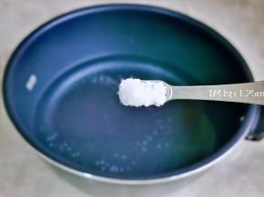 锅中加入水，再按个人口味加入盐。