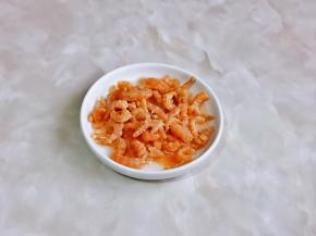 虾米洗干净后，加入一勺料酒抓拌均匀，腌制10分钟，一定要腌制哈，不然会有腥味。