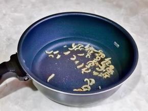 锅中加入一小碗纯净水，再加入腌制好的虾米。