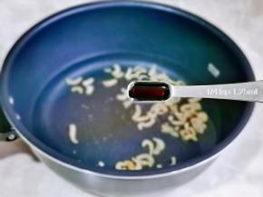 加入一勺生抽。