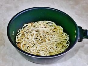 加入焯水的干丝。