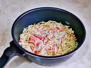 最后加入蟹肉丝，再倒入一碗骨头汤。（鸡汤我提前熬好的，如果没有不加也可以）