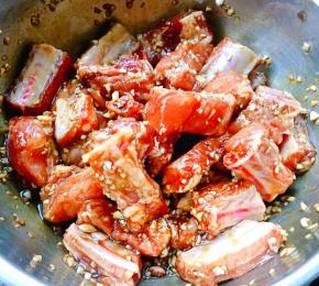 将蒜蓉和排骨好好按摩融合在一起