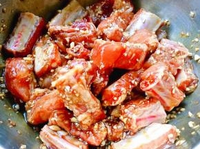 将蒜蓉和排骨好好按摩融合在一起