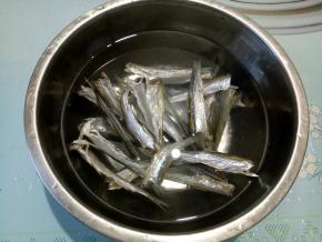 小鱼干用水泡几分钟，抓洗一下，洗去表面的灰尘。时间不要太长，我泡了10分钟左右。