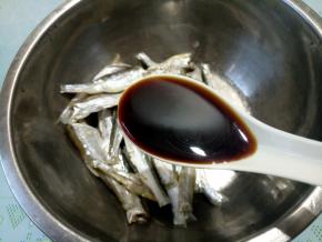 处理好的小鱼干，加入1汤匙料酒去腥，1汤匙生抽调味，再加1汤匙玉米油。