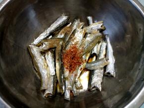 加入一点辣椒粉和五香粉，就是调料勺挑一点点就够了，