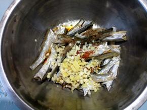 再加一些姜末蒜末，先用筷子拌匀，然后腌渍半小时，这样入味一点。