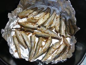 到时间后，将炸篮取出，将鱼一一翻个面，接着再烤10分钟。可以尝一下熟没熟，感觉不放心的话，可以再加个3-5分钟。