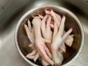 首先把鸡爪清洗干净，冷水浸泡2小时。