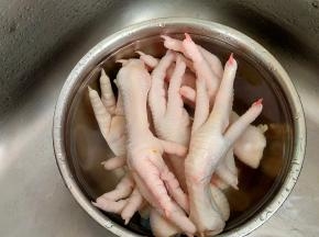 首先把鸡爪清洗干净，冷水浸泡2小时。