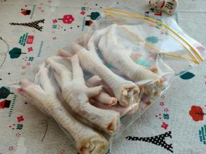 用厨房纸搽干水分，放入密实袋。