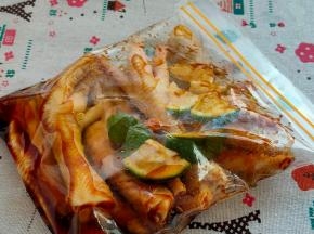 加入料酒、蚝油、味极鲜酱油、柠檬块、细砂糖腌渍隔夜。