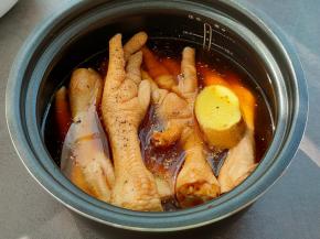 倒入纯净水，勉强能没过鸡爪即可，加入盐、花椒粉、姜块、红烧酱油。