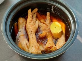倒入纯净水，勉强能没过鸡爪即可，加入盐、花椒粉、姜块、红烧酱油。